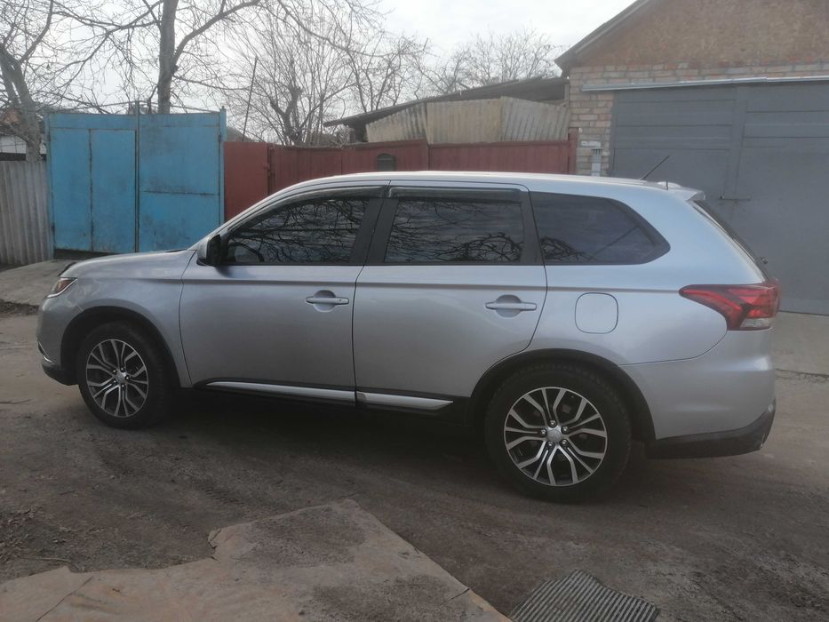 Мітсубісі аутлендер