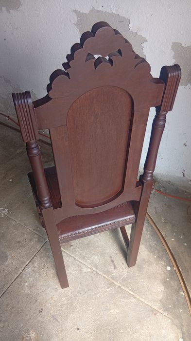 Vendo uma mesa rústica e bom estado de conservação com seis cadeiras