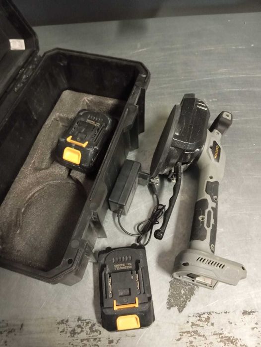 Przyssawka wibrująca do układania płytek