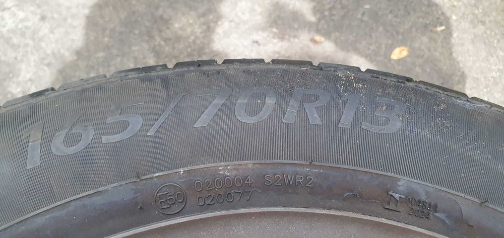 Conjunto de duas rodas completas 165/70 R13 com pneus novos.