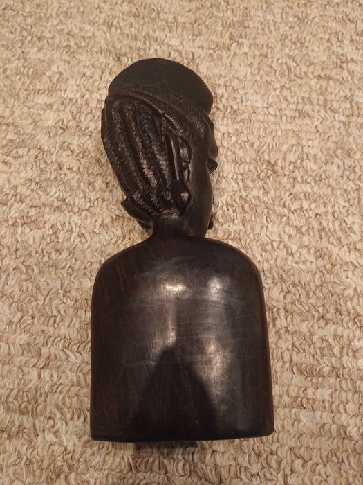 Женские фигуры, изготовлены из дерева, Афріка.