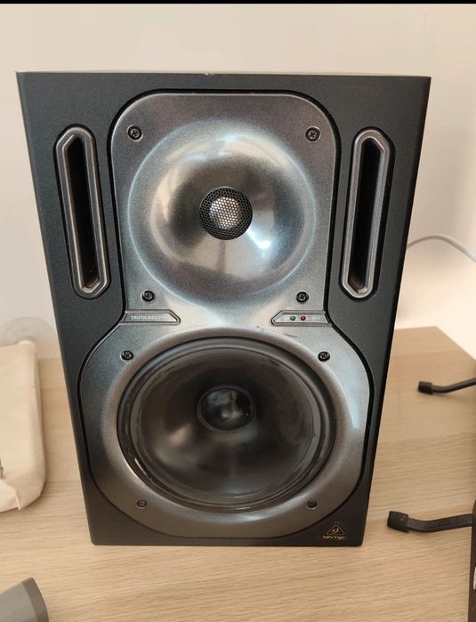 Behringer Truth
B2031A,