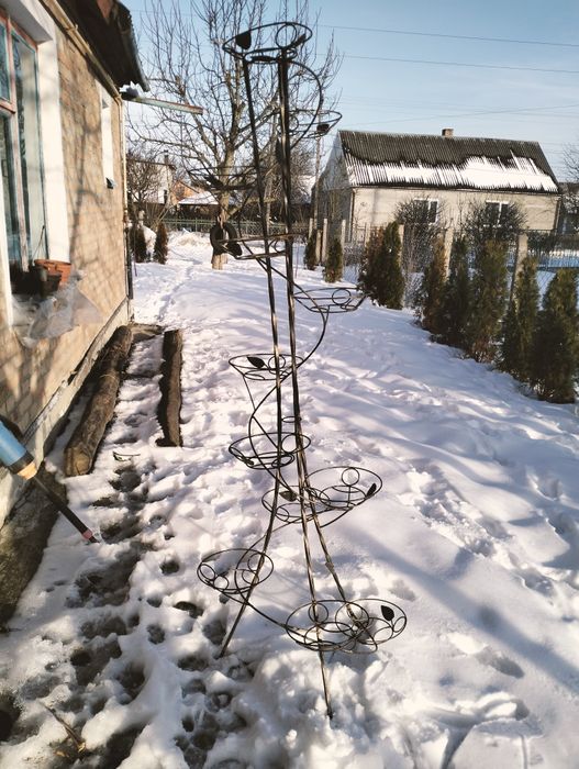 Кована підставка для вазонів