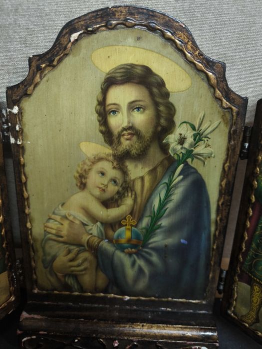 Oratório Portátil em Madeira com Imagen
Vende-se um belo Oratório Tríp