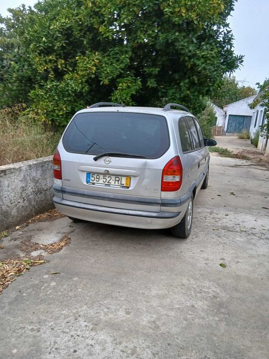 Carrinha Opel Zafira (Com Motor para Reparação)