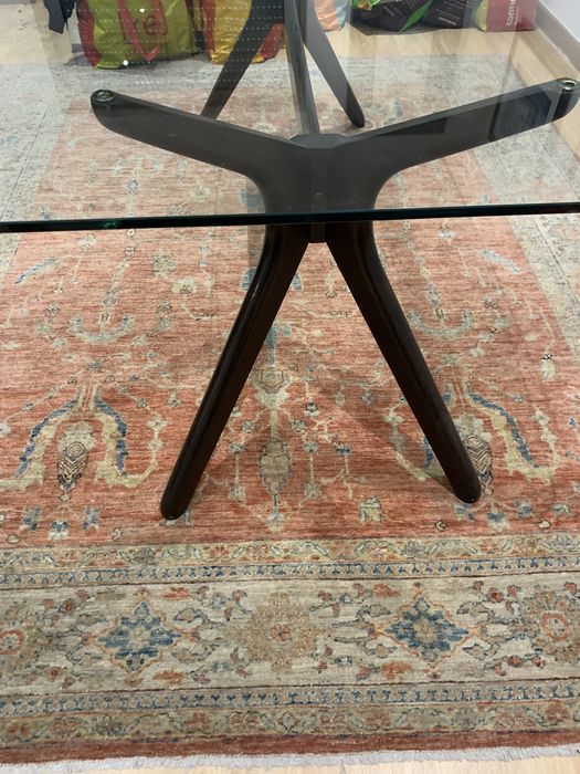 Mesa comtampo de vidro e pes em madeira