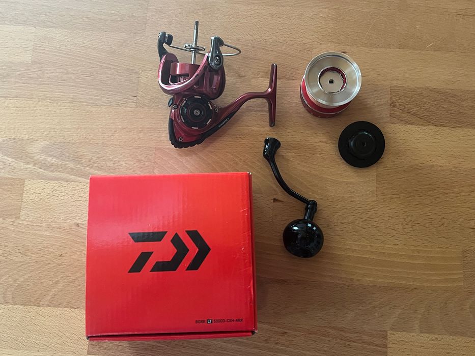 Carreto pesca daiwa BGRR LT 5000D-CXH-ARK Boia pião chumbadinha mar vermelho