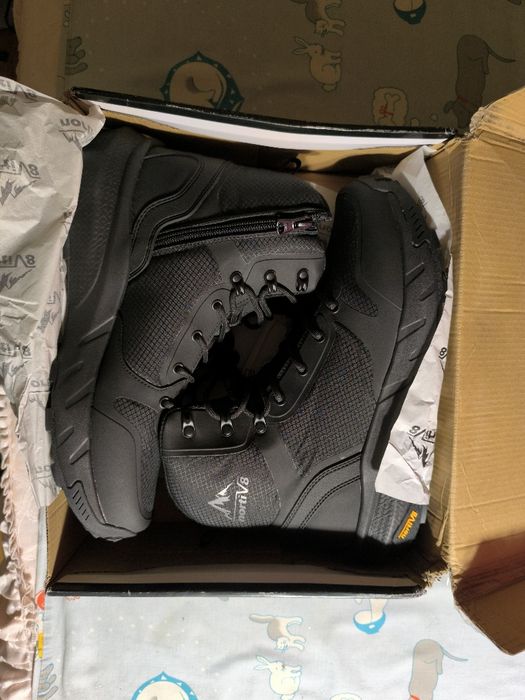 Новые ботинки с защитой от воды