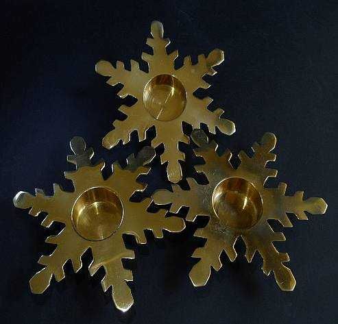 Три латунных подсвечника в форме снежинок
