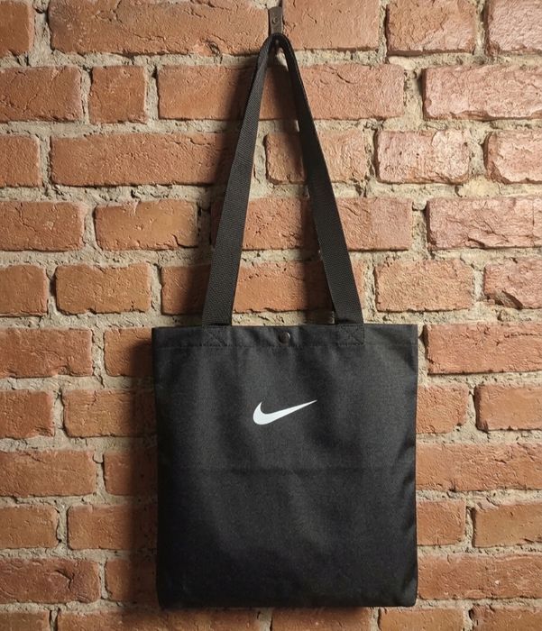Nike Сумка Шоппер: Якість та Стиль Матеріал: Міцний синтетичний текстиль (поліестер/оксфорд), стійкий до забруднень та вологи.