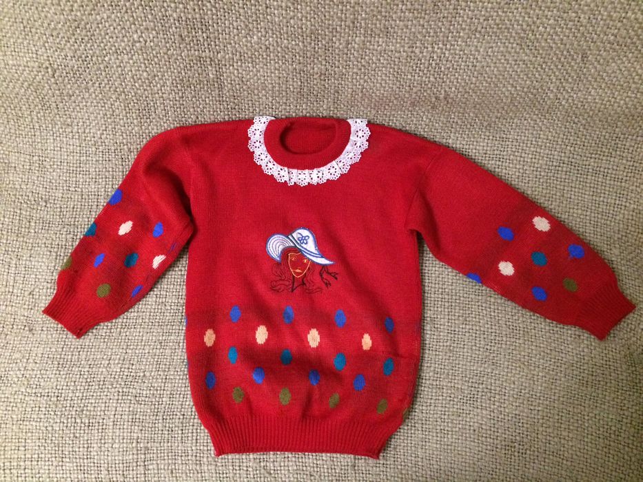 Красный свитер
