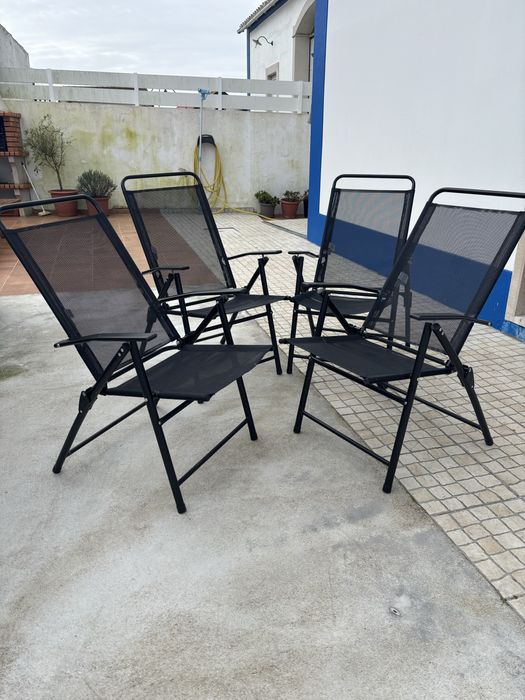 4 cadeiras de jardim e guarda-sol