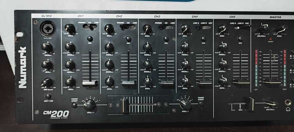 Mesa DJ ou instalação Numark CM200