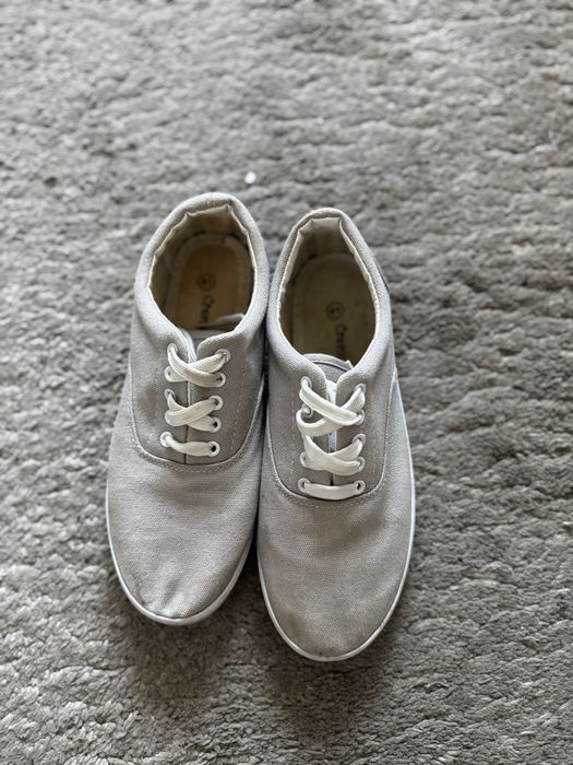jasne buty tenisówki