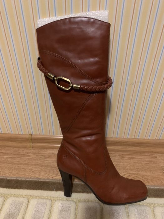 Продаются женские сапоги