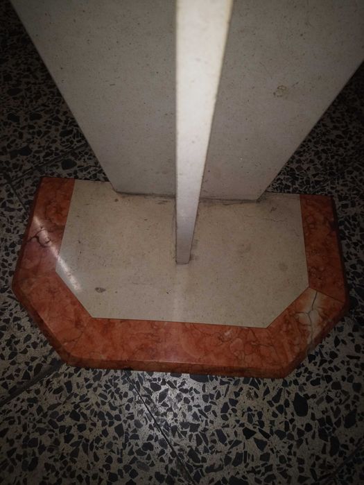 Mesa (pequena) de mármore