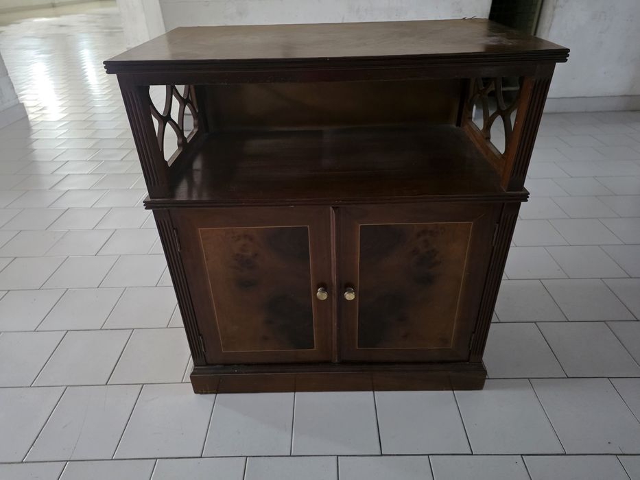 Movel tv em madeira com portas de abrir