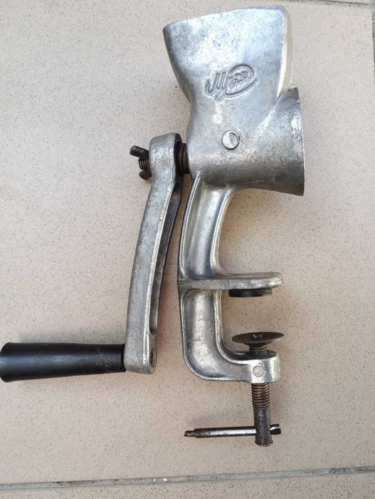 Кавомолка ручна механічна