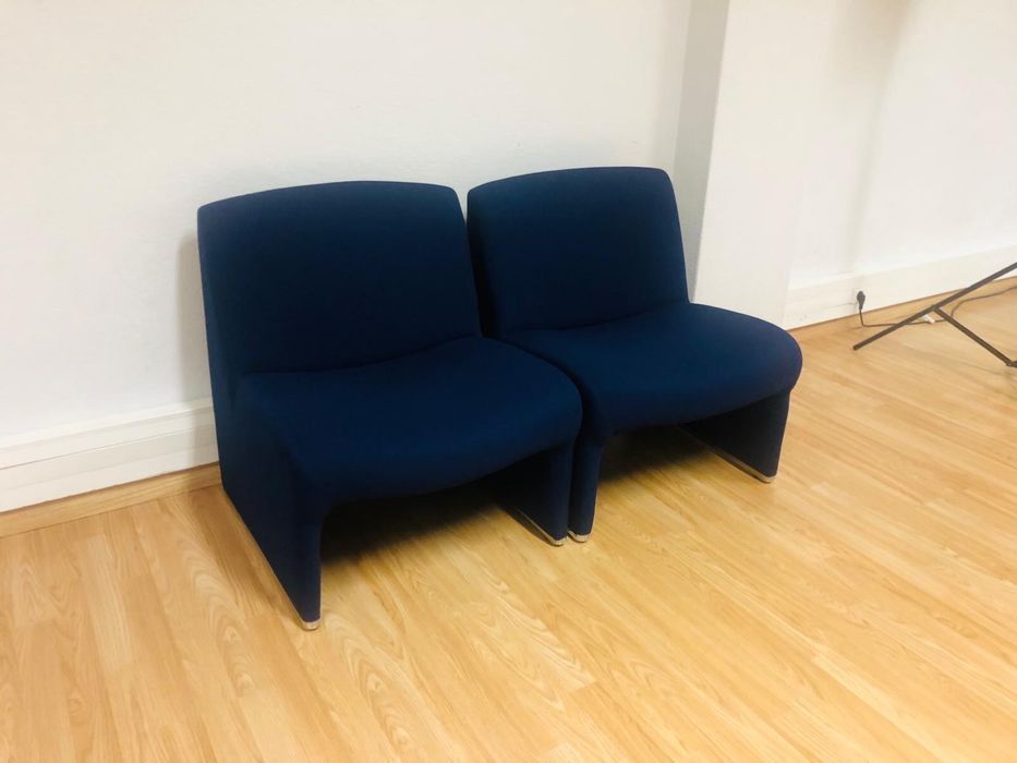 Duas poltronas azuis