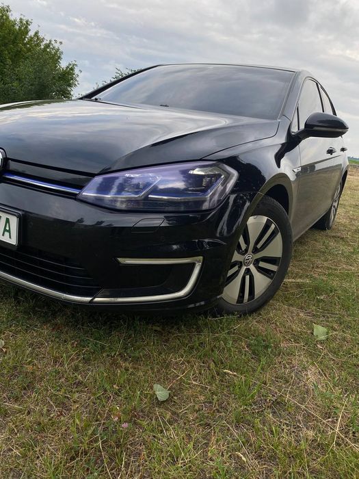 Продам Volkswagen e-Golf 2017