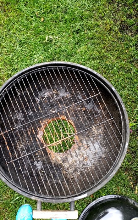 Grill na kółkach okrągły pokrywka czarny