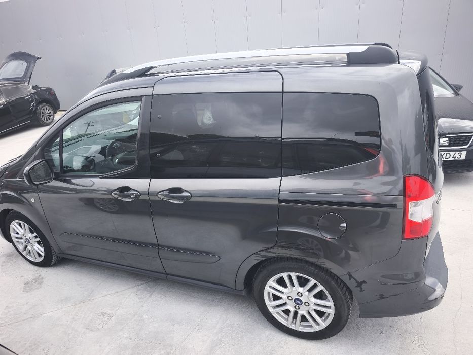 Ford Connect  5 lugares sinistrado