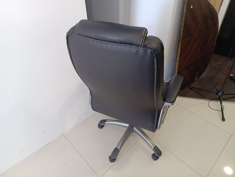 Cadeira de escritório em pele como nova