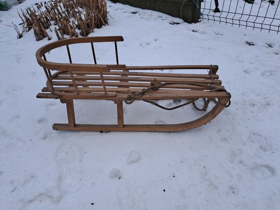 Tradycyjne sanki drewniane