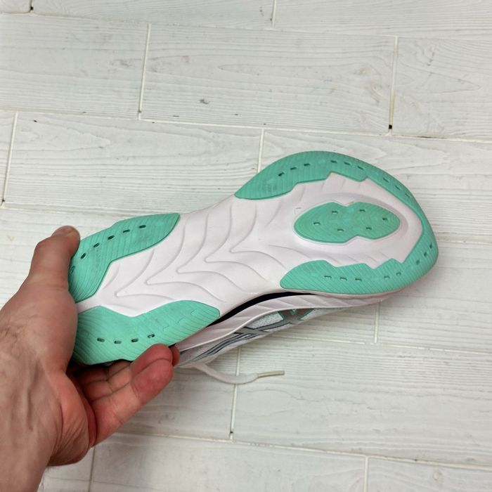Жіночі кросівки asics