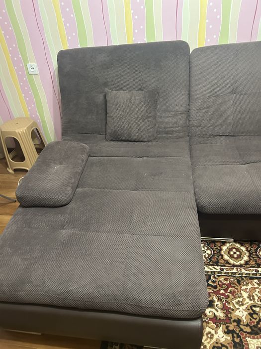 Диван практично новый