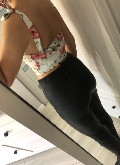 Biały top w kwiaty kokardy