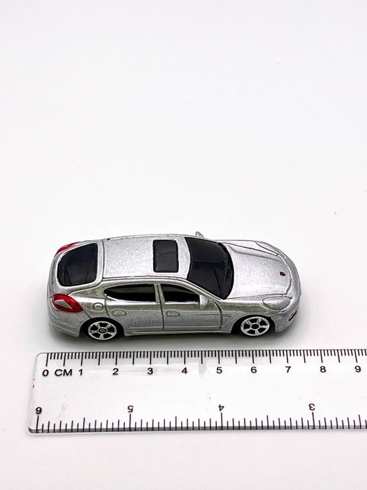 Porsche Panamera Turbo Prateado 1:64 (Maisto Fresh Metal 2010)