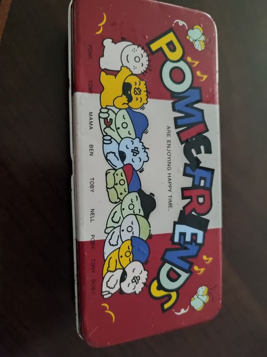 Lata com lápis de cera e 2 lápis pretos