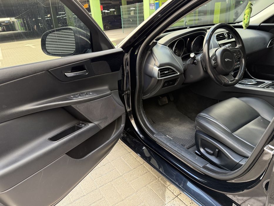 Jaguar XE 2016 2.0 бензин