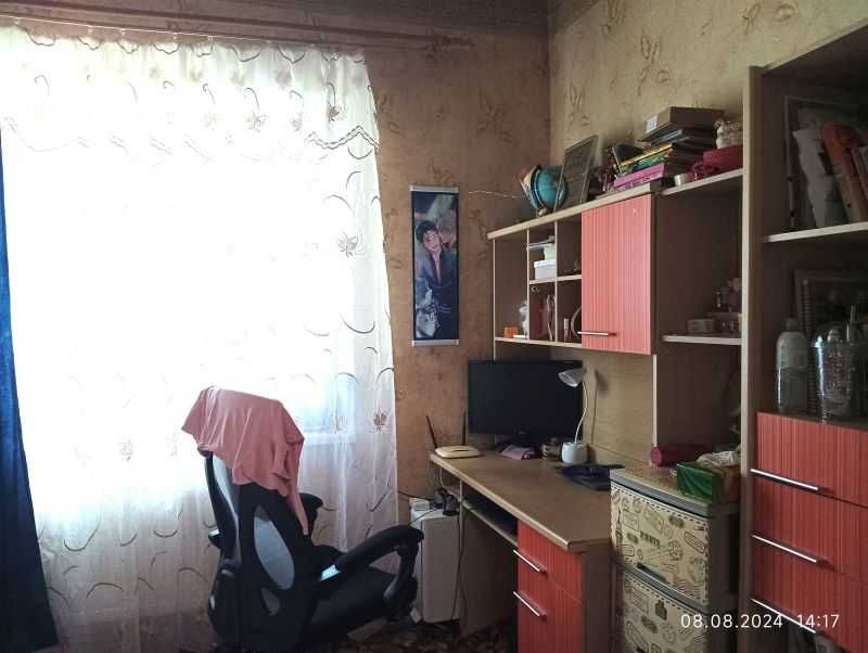 Продам.. двухэтажный кирпичный дом в Мерефе.