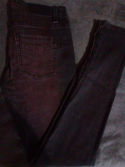 Spodnie jeansy czarne bordowe przetarcia punk rock metal alternative