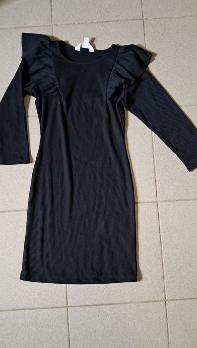 Чёрное классное платье с рюшками