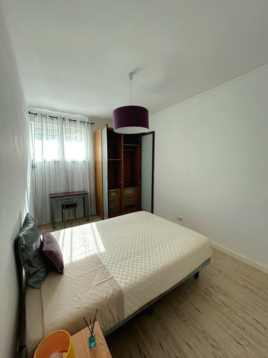 Quarto mobilado na Amadora