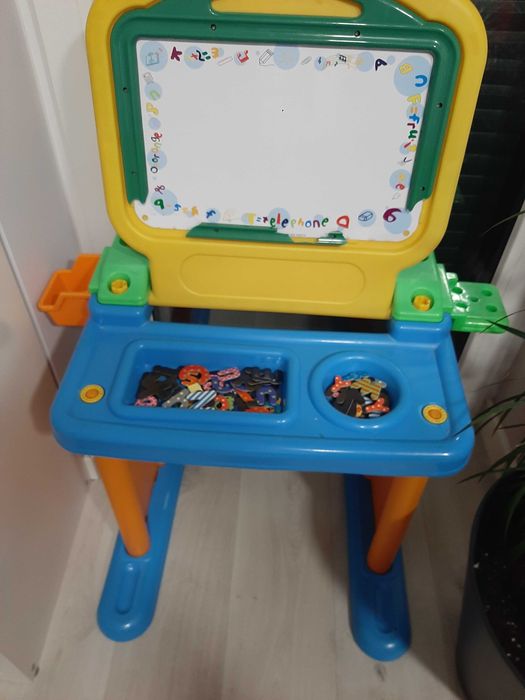 Edukacyjny stolik do zabawy dla dziecka