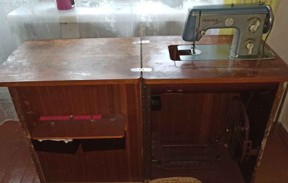 Продам швейную машинку Veritas со столом