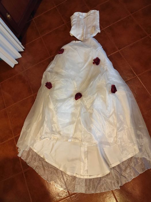 Vestido de noiva, para noiva pequena. Claro que usado uma vez :)