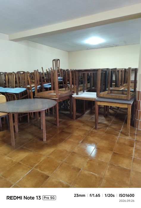 Mesas e cadeiras de recheio de restaurante