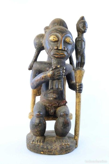 Figura masculina Baule/Baoulé sentada, em madeira – Costa do Marfim