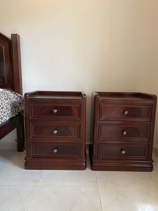 Mesa de cabeceira em mogno