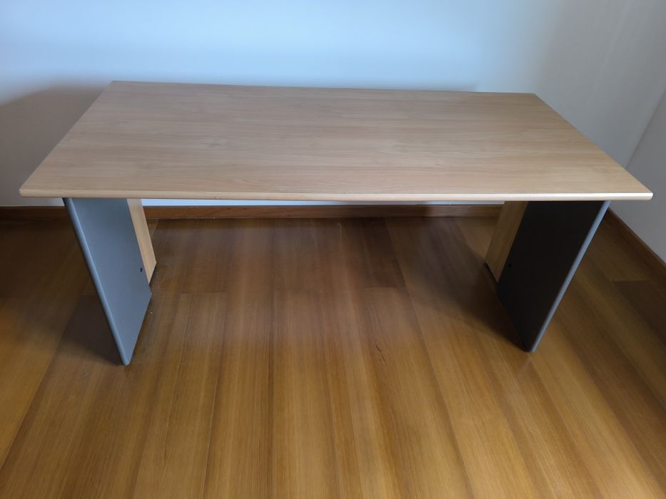 Secretária em bom estado