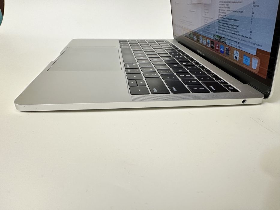 Macbook pro 2017 ( i5/8/256)