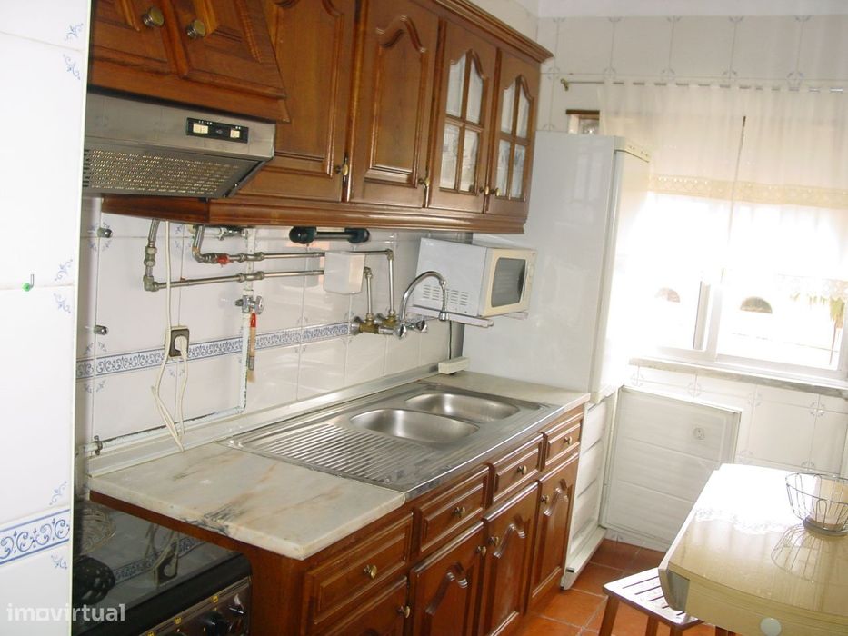 Arrenda-se T2 equipado e parcialmente mobilado na Rua do Brasil