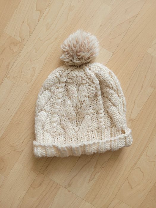 Piękna kremowa czapka