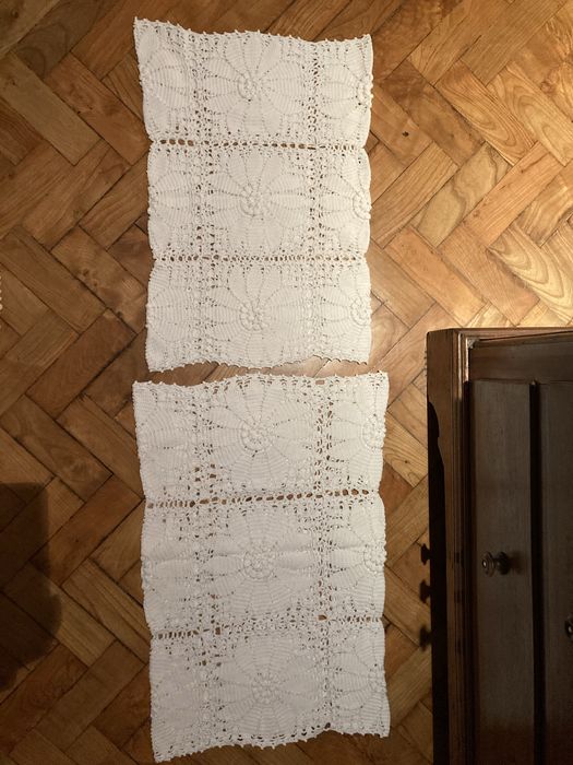 Uma colcha branca de croché