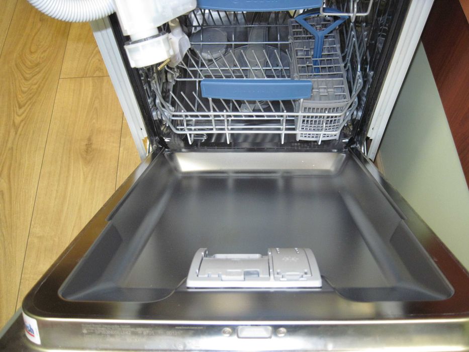 zmywarka do zabudowy 45 Bosch z widocznym panelem